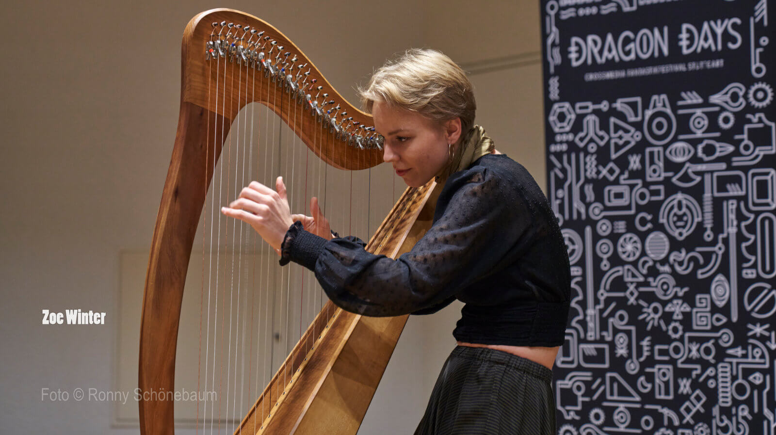 Zoe Winter mit Harfe